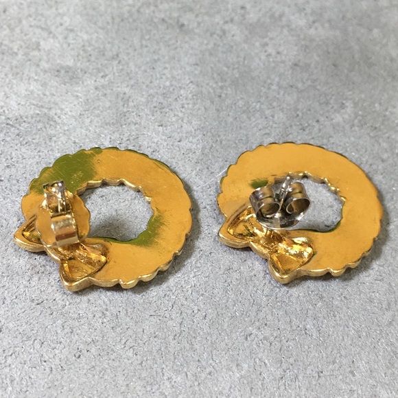 Vintage Gold Tone Christmas Wreath Earrings - Picture 5 of 7